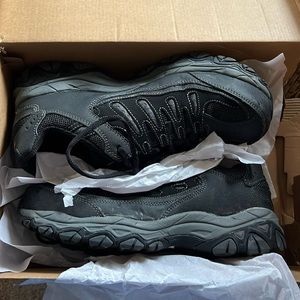 Selling size 9 sketchers men’s sneakers